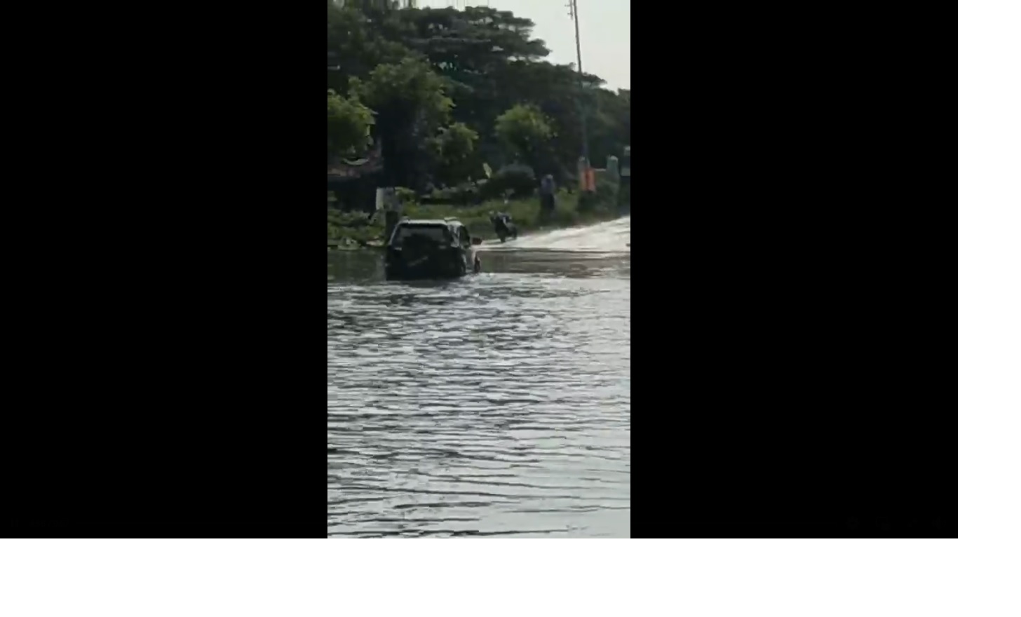 Sudah diingatkan warga untuk tidak terobos banjir, tapi masih ada yang nekat